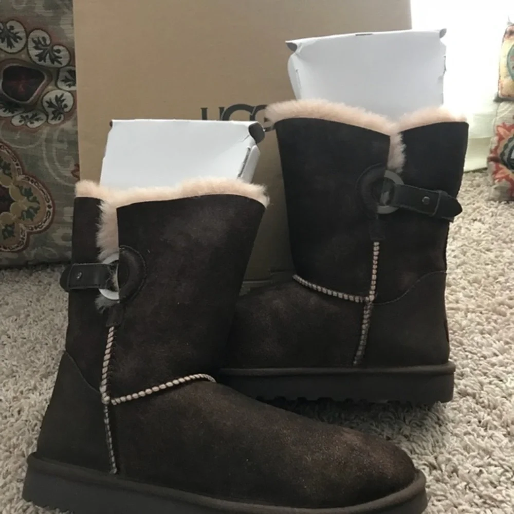UGG nwt dark